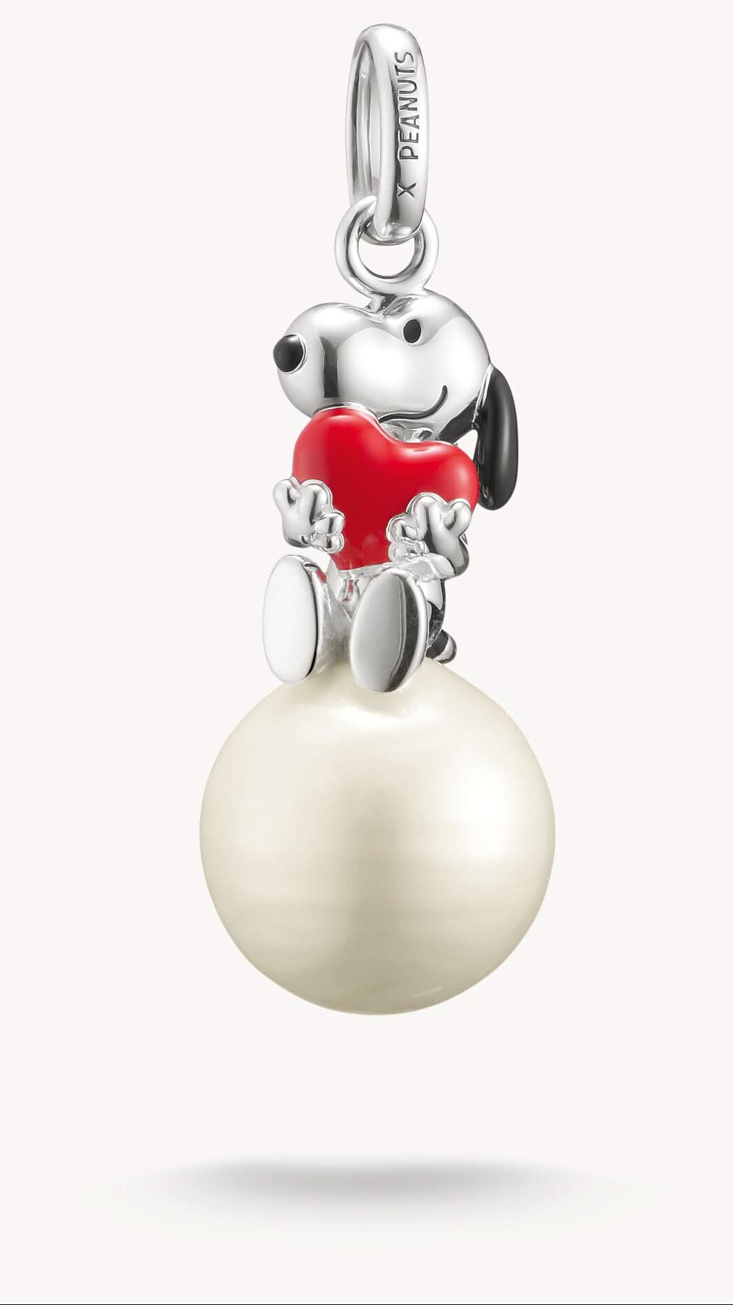 Hängeberlock i återvunnet 925 sterlingsilver med Snoopy och röd halsduk på snöboll