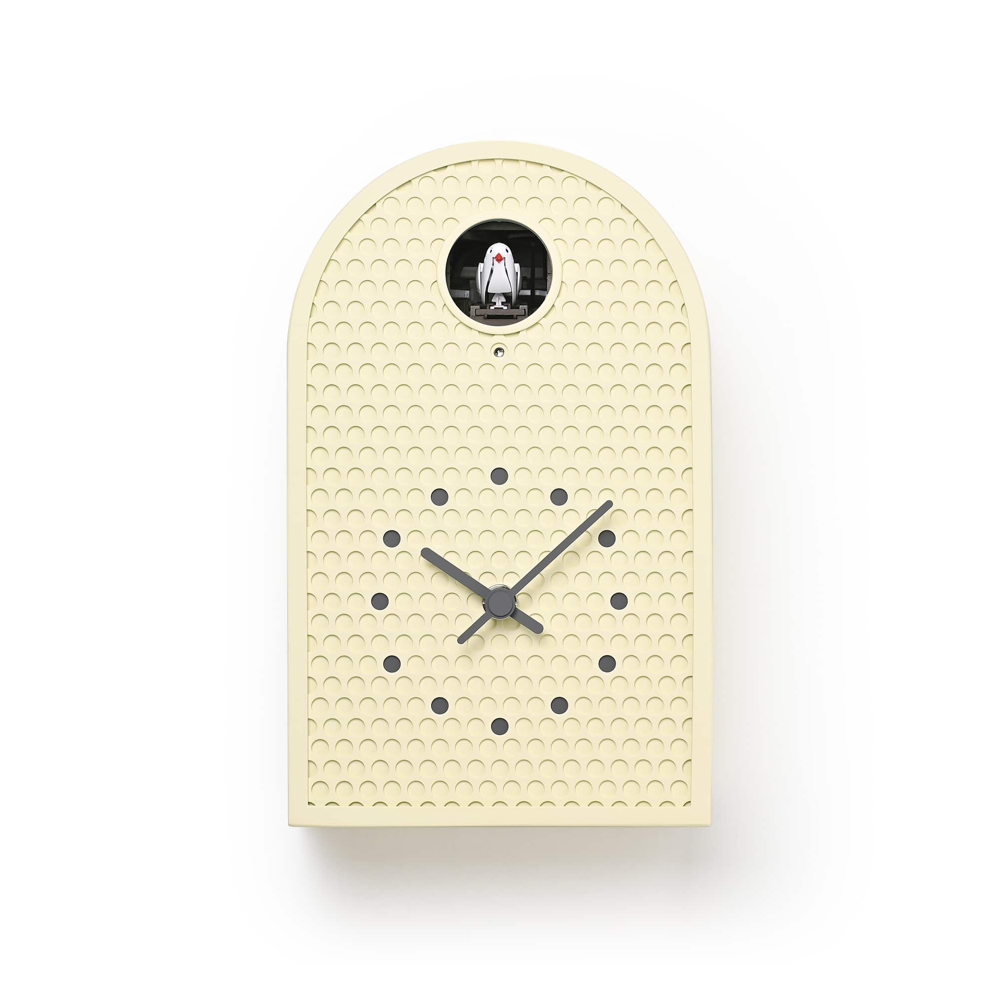 Wanduhr in Creme mit gewölbter Form, kreisförmigem Fenster und schwarzen Zeigern