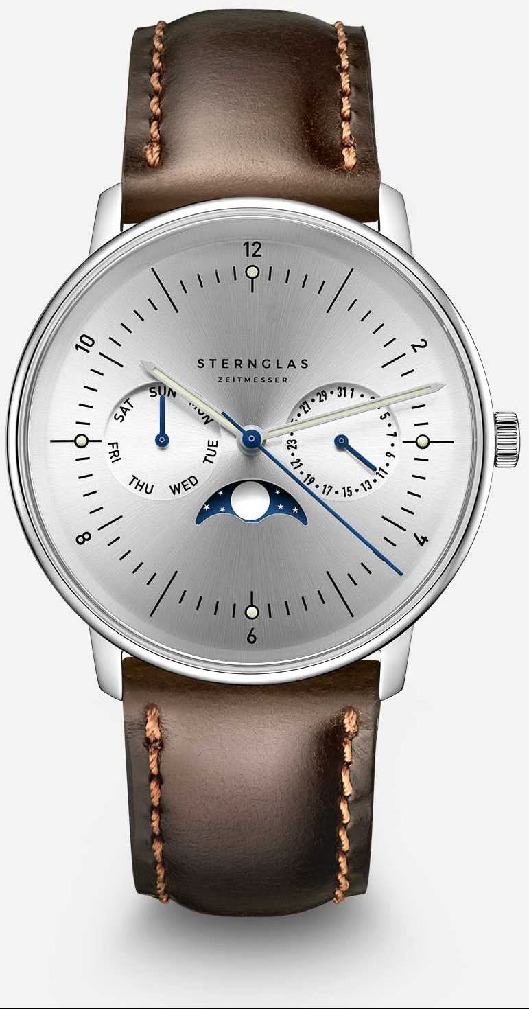 Sternglas herrur med brunt läderarmband och silverfärgad urtavla.