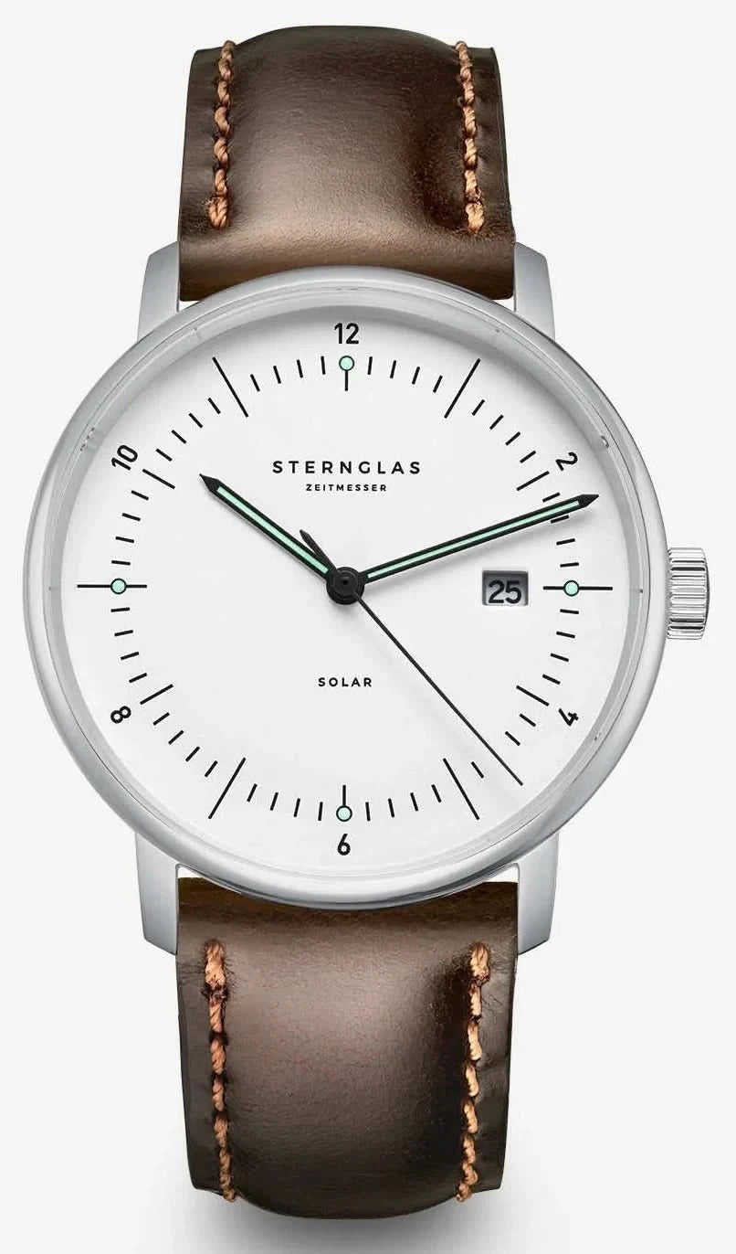 Herrklocka med brunt läderarmband och vit urtavla, runt stålhölje