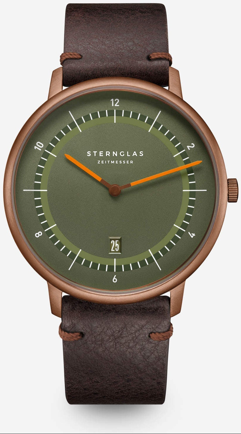 Herrklocka med grön urtavla, orange visare och brunt läderarmband