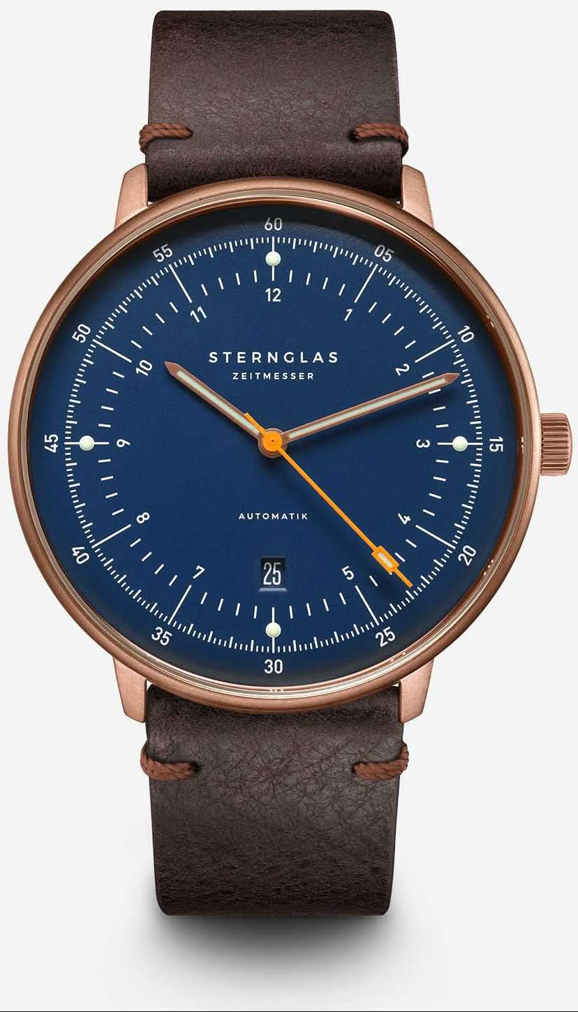 Herrklocka med blå urtavla, guldfärgat boett och brunt läderarmband.