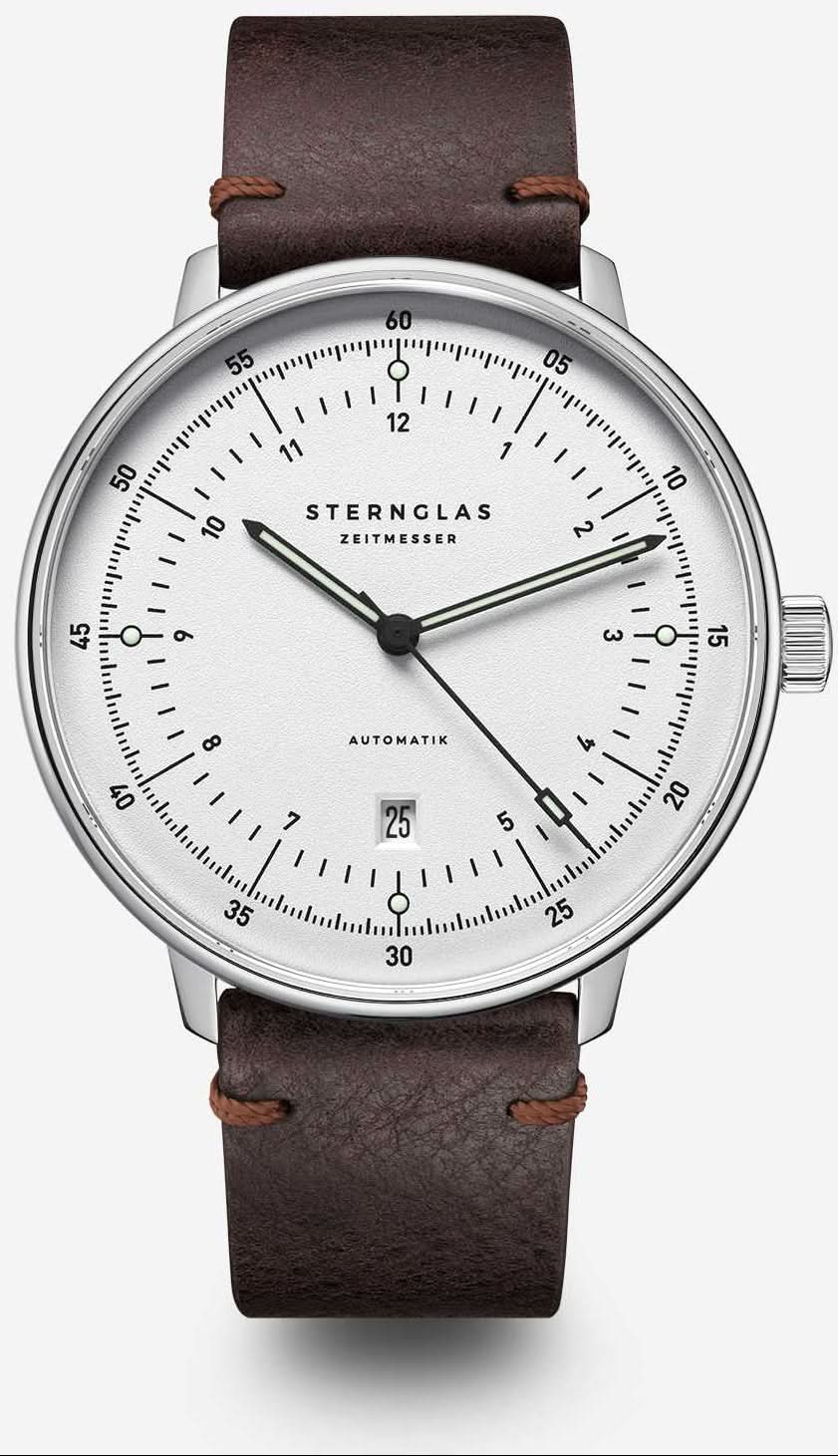 Herrklocka med brunt läderarmband, silverfärgat hölje och vit urtavla, automatisk.