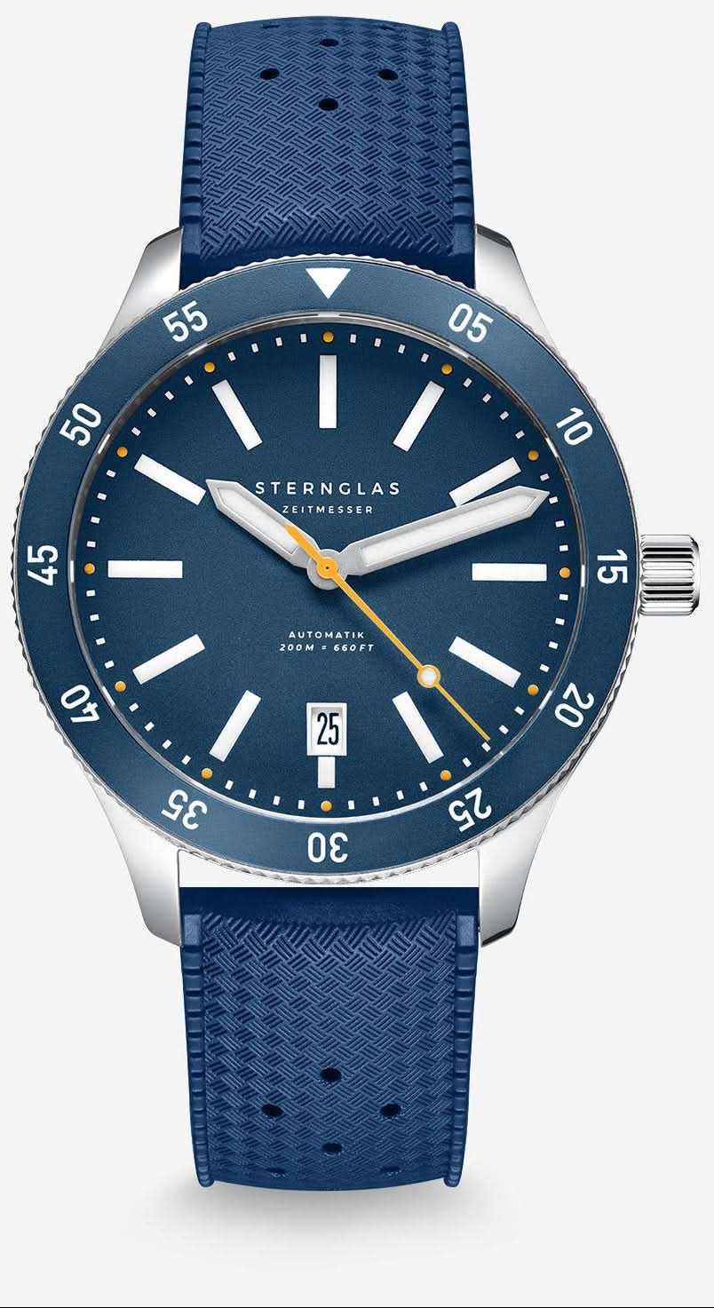 Herrarmbandsur med blå urtavla, silverfärgat hölje och blått läderarmband.