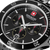 Detailansicht der Chronographuhr: schwarzes Zifferblatt, Indexe und rote Skala