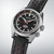 Seiko Prospex herrur med svart urtavla, röda accenter och svart läderarmband.