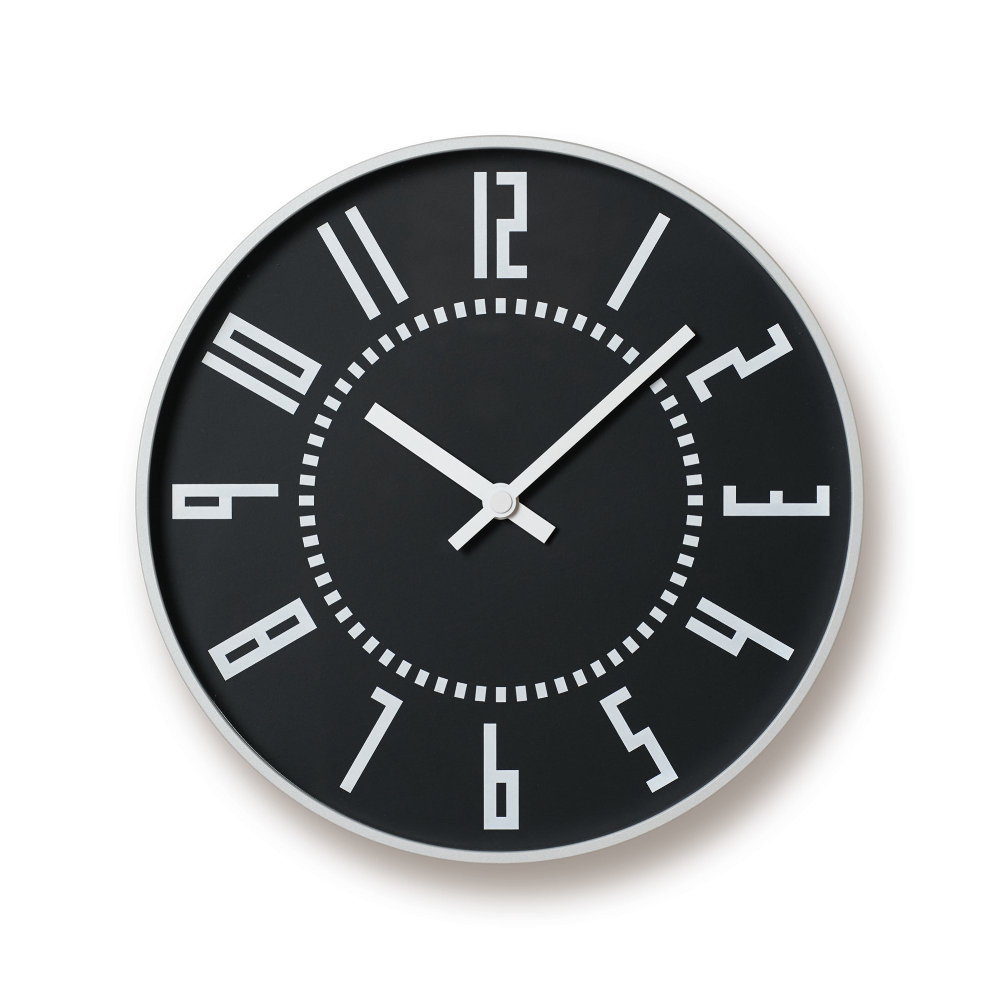 Runde Wanduhr mit schwarzem Zifferblatt und weißen römischen Ziffern