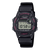 Digitale Armbanduhr mit schwarzem Kunststoffarmband, LCD-Ziffern und seitlichen Bedientasten.