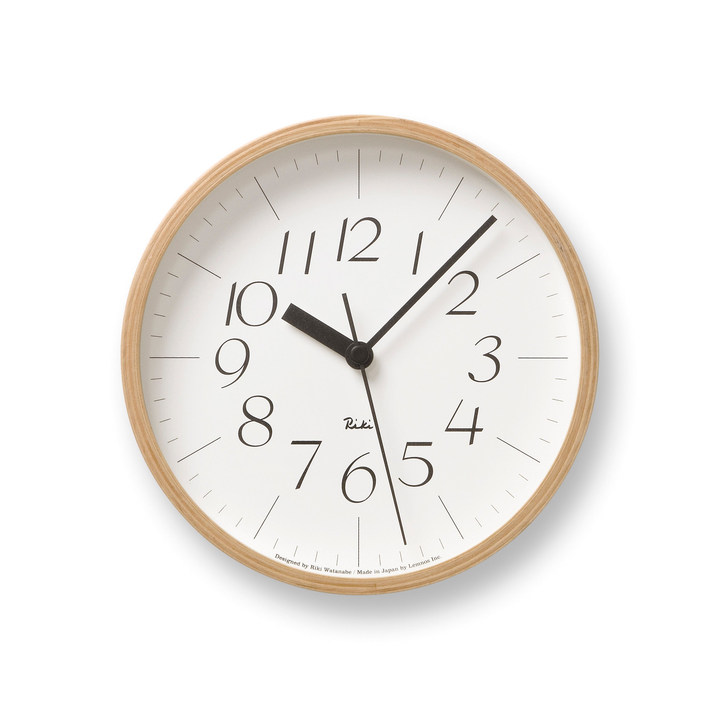 Lemnos Riki Wanduhr mit weißem Ziffernblatt, Holzrahmen und schwarzen Zeigern