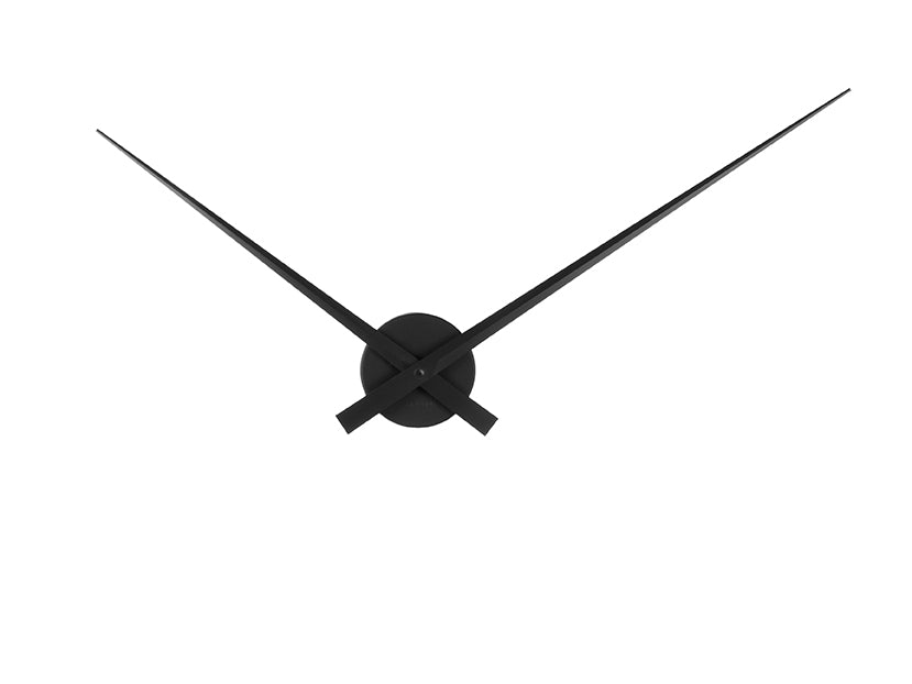 Väggklocka med svart urtavla och tre långa visare, öppen design