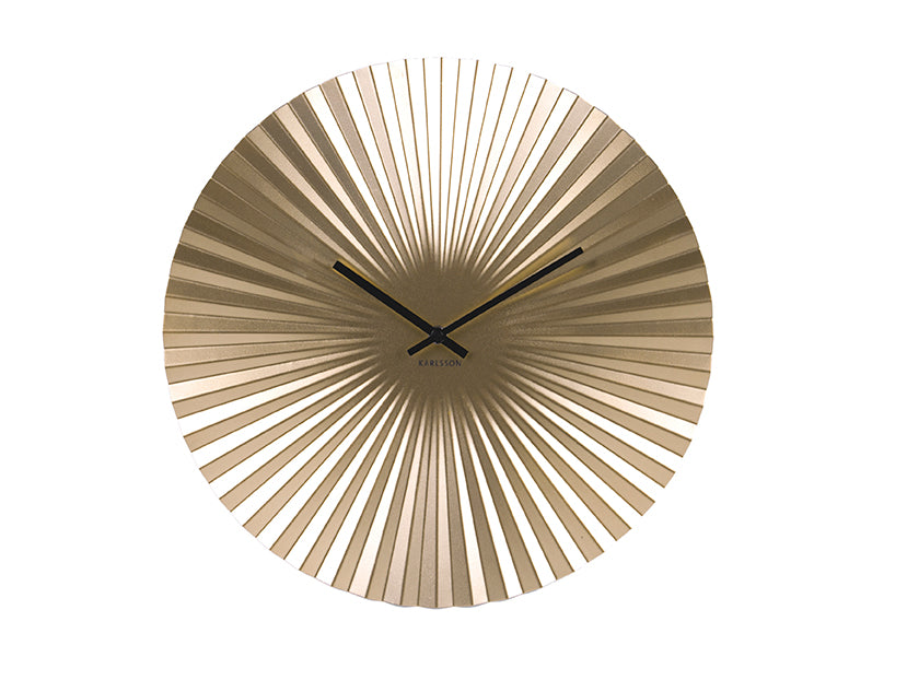 Väggklocka med gyllene solfjäderdesign och svarta visare, rund