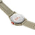 Baksidan på herrklocka med präglingen "NEVER GIVE UP" och beige boett, beige gummiband