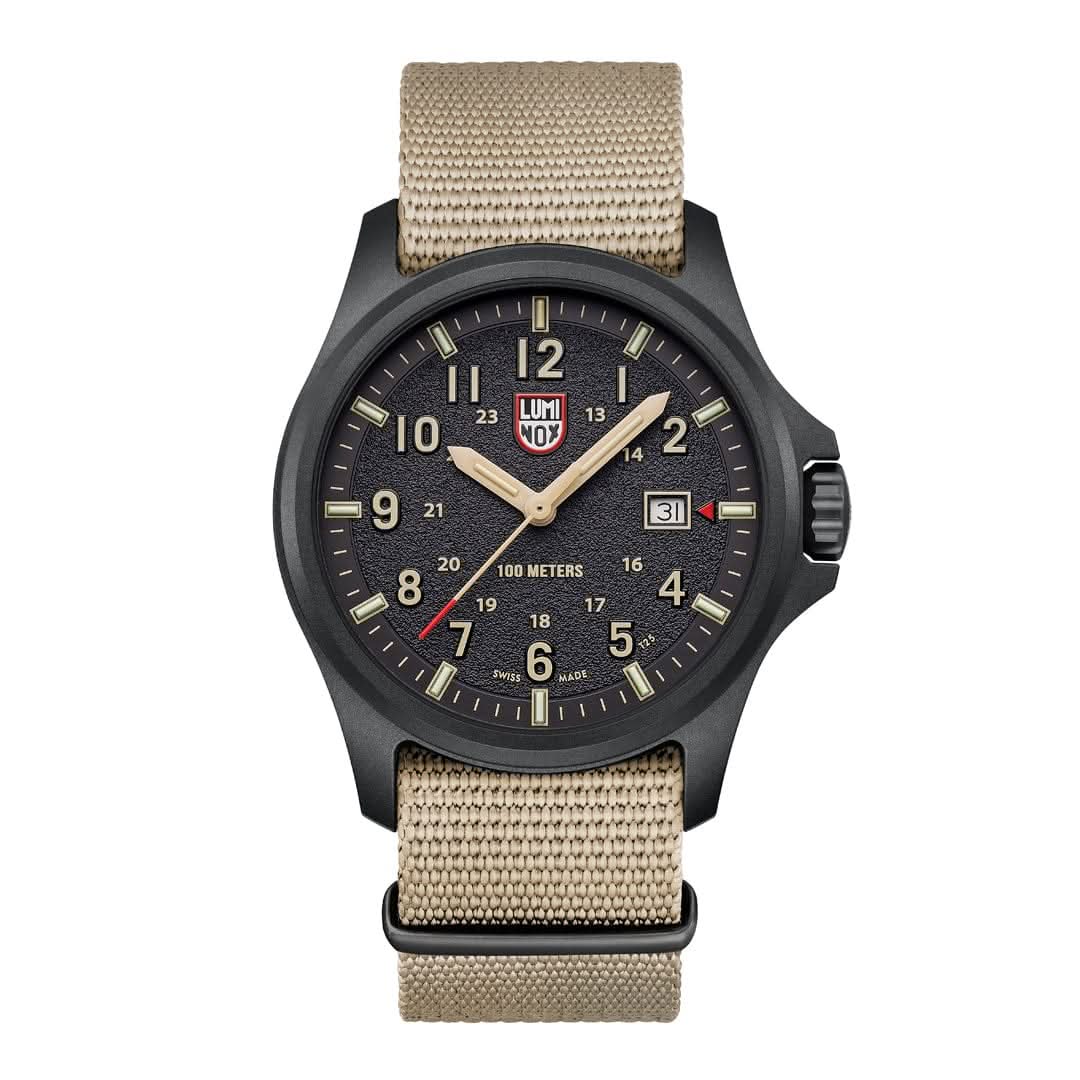 Herrklocka med beige textilarmband och svart boett, självlysande siffror