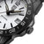 Luminox dykarur detaljer: krona och minutvisning på svart boett
