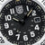 Luminox urtavla med svart skala, silvermarkeringar, guldfärgade visare, datum