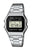 CASIO digitalklocka med silverfärgat armband i rostfritt stål, svart display och rektangulär boett.