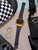Digital vintageklocka med svart metallarmband och guldfärgad digital display