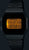 Steg-räknande klocka med svart metallarmband och orange bakgrundsbelyst display