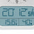 Närbild: Digital display med tid, temperatur 15,6°C och luftfuktighet 40%