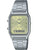 Casio Vintage-klocka med metallarmband, fyrkantigt hölje, ljus urtavla och digital display.