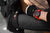 Herrklocka på handleden med rött silikonarmband och svart boett