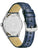 Rückseite der Herrenuhr mit blauem Lederarmband und Aufdruck am Boden
