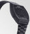 Casio digitalklocka från sidan: boett i svart, knappar, svart metallarmband