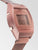 Armbandsur med roséguldigt hölje och LCD-display, sidoknappar.