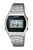 Casio digitalklocka med armband i rostfritt stål, svart display och visning av veckodag och datum