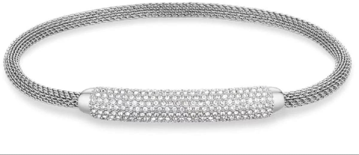 Armband i silverfärgat rostfritt stål med pavé-detaljer, glänsande mittdel och ett finmaskigt band