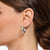 Litet silverfärgat örhänge, glänsande oval bygel med snäpplås