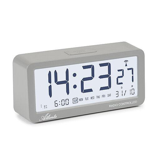 Radioväckarklocka i grått med stor digital display och veckodagsvisning