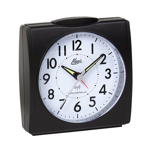 Svart väckarklocka med analog urtavla, svarta timmarkeringar och gulsvarta visare