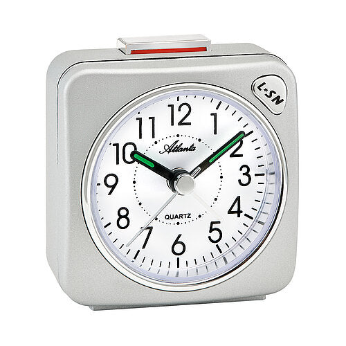 Silverväckarklocka med analog urtavla, gröna visare och kvartsmärkning
