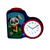 Blå väckarklocka med pandafotbollsmotiv, röd knapp och stor analog urtavla