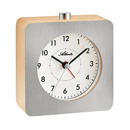 Väckarklocka med silvergrå front, träram och analog urtavla med röda visare