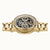 Goldfarbene Herrenarmbanduhr in Seitenansicht mit sichtbarer Mechanik