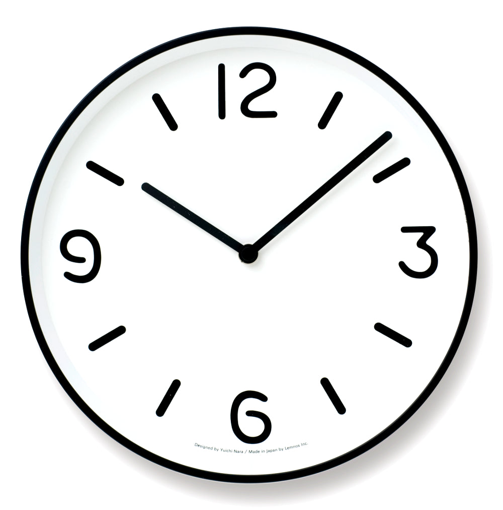 Weiße Wanduhr mit schwarzem Ziffernring, römischen Zahlen und Zeigern