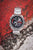 Casio Edifice herrklocka, sned: silverfärgat rostfritt stålband, svart urtavla, röda accenter