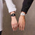 Digitala armbandsur på handleden: svart och vitt plastarmband, LCD-display