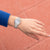 Zegarek damski ze srebrną bransoletą ze stali szlachetnej i okrągłą tarczą na nadgarstku.