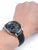 Herrenuhr am Handgelenk mit blauem Zifferblatt und Lederarmband