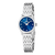 Damenuhr mit silberfarbenem Metallarmband, blauem Rundzifferblatt und Strichindizes.
