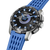 Herrklocka, blått silikonarmband, svart urtavla med självlysande index, sidovy.