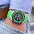 Festina herrklocka kronograf på handleden med grönt silikonarmband