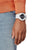 Armbandsur för herrar på handleden med vitt armband och svart digital display
