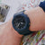Casio G-Shock herrklocka på handleden, blått armband och svart urtavla synlig