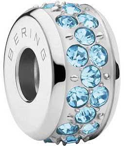 Charm i rostfritt stål med runda, blåskimrande stenar, infattade på sidan