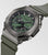 Herrklocka snett framifrån: grön urtavla, robust boettring, grönt silikonarmband, display.