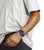 G-Shock herrklocka på handleden med blått gummiarmband och boett